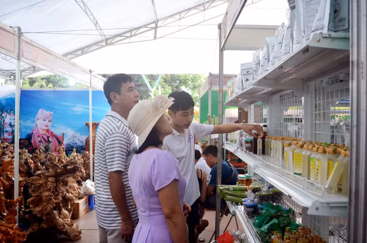 Các sản phẩm OCOP đã có thương hiệu, được người dân và du khách tin dùng. Trong ảnh: Du khách tìm hiểu, mua các sản phẩm từ tỏi của HTX Nông Lâm Ngư nghiệp Thái An (Móng Cái) tại Hội chợ OCOP Quảng Ninh 2016.