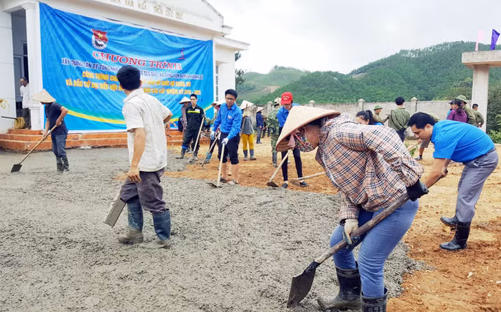 Đoàn TN huyện Hoành Bồ tình nguyện giúp thôn Đè E, xã Lê Lợi sửa chữa nhà văn hoá.