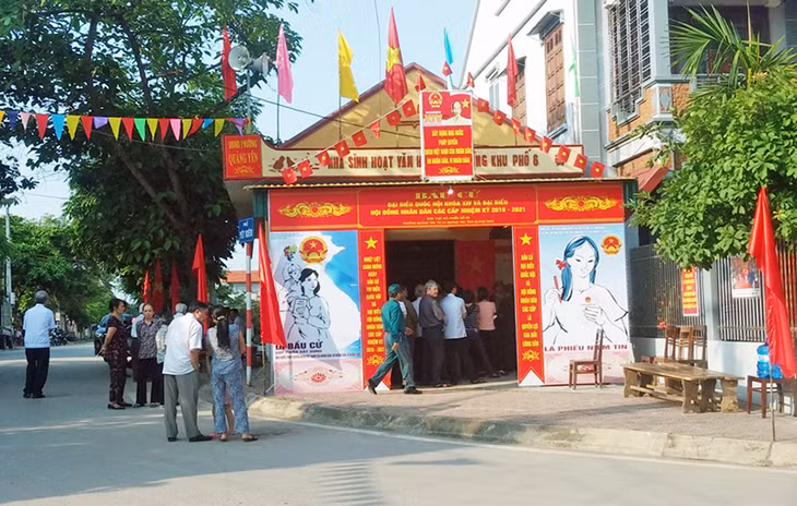 Không khí rộn ràng tại các điểm bỏ phiếu trên địa bàn thị xã Quảng Yên.