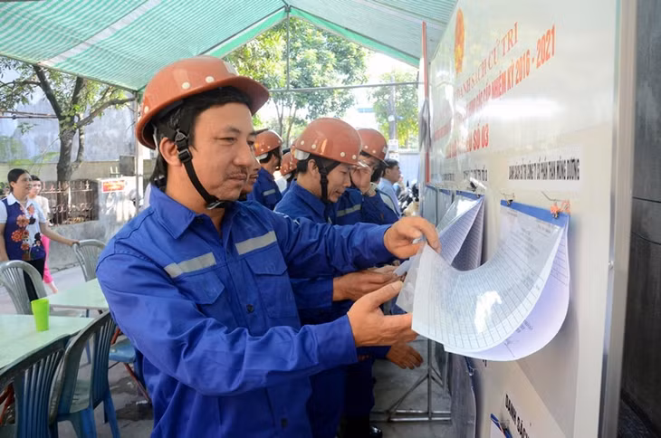 Cán bộ, công nhân Công ty CP Than Mông Dương tranh thủ xem lại tiểu sử những ứng cử viên nhằm lựa chọn những đại biểu xứng đáng để bầu vào Quốc hội khóa XIV và HĐND các cấp 