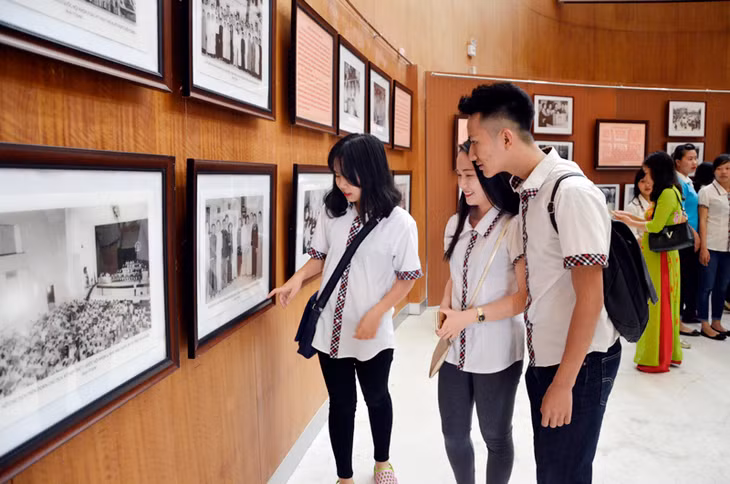 Các em học sinh Trường THPT Lê Thánh Tông tham quan Triển lãm.