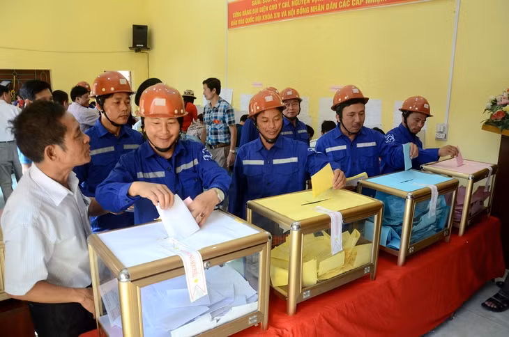 Cán bộ, công nhân Công ty CP Than Mông Dương bỏ phiếu tại khu vực bỏ phiếu số 3 phường Mông Dương, TP Cẩm Phả