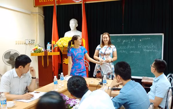 Giao lưu tiếng Anh với người nước ngoài tại CLB Tiếng Anh do Tỉnh Đoàn tổ chức. Ảnh: Bá Trinh (CTV)