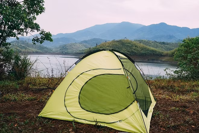 Mỗi ngày, người dân sinh sống quanh khu vực bến đò đón khoảng 2 – 3 đoàn khách du lịch đến tham quan và khám phá, thuê tàu ra đảo để cắm trại.