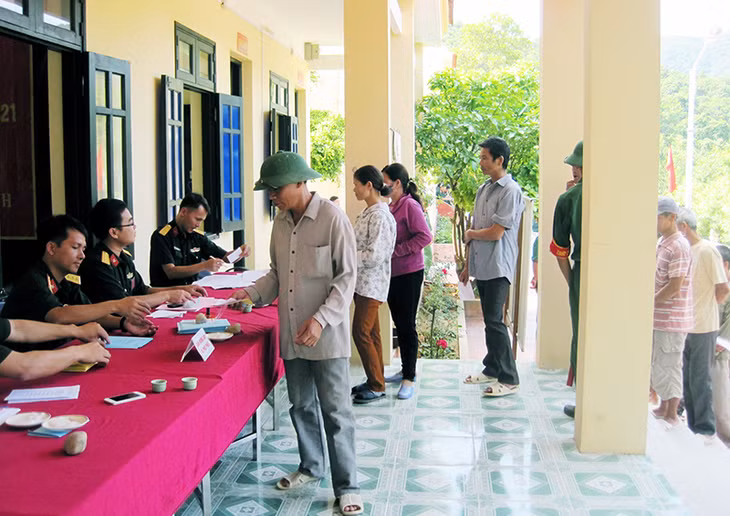 Người dân đảo Trần nô nức đi bỏ phiếu.