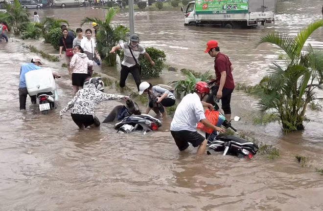  Nhiều người chật vật khi tới công sở làm việc. Ảnh: Thanh Tùng.