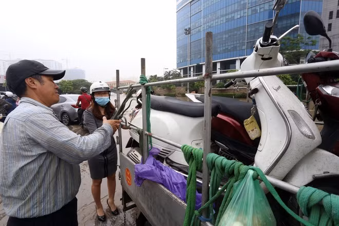  "Từ 6h30 sáng tới giờ chở được vài chục chiếc xe máy rồi, cả người lẫn xe 150 nghìn nhưng nhiều lúc chở không kịp", ông Nguyễn Văn Hiếu ở Mỹ Đức, Hà Nội làm nghề chạy xe ba gác cho biết.