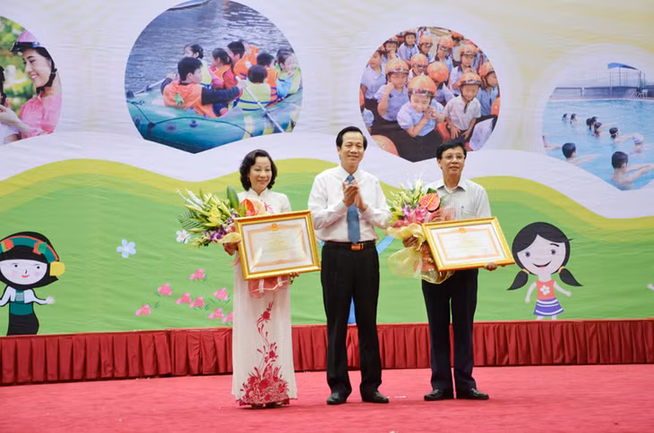 Bộ trưởng Bộ LĐ,TB&XH Đào Ngọc Dung trao tặng Bằng khen của Thủ tướng Chính phủ cho đồng chí Vũ Thị Thu Thủy, Phó Chủ tịch UBND tỉnh và Sở LĐ,TB&XH tỉnh Quảng Ninh