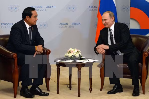 Thủ tướng Thái Lan Prayut Chan-o-cha và Tổng thống Nga Vladimir Putin gặp gỡ bên lề Hội nghị thượng đỉnh Nga-ASEAN. (Nguồn: AFP/TTXVN)