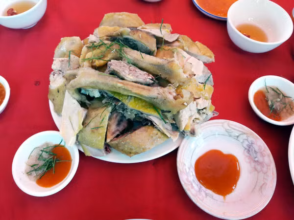 Món gà râu luộc.