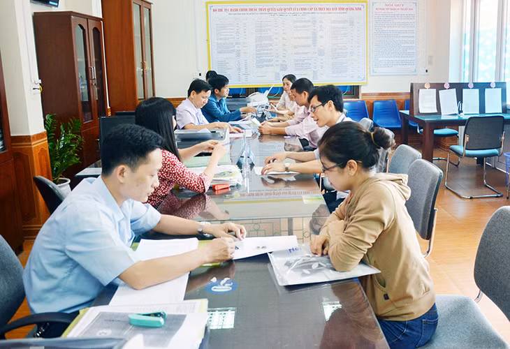 Cán bộ bộ phận tiếp nhận và trả kết quả hiện đại tại UBND phường Quang Trung hướng dẫn công dân hoàn thiện hồ sơ.