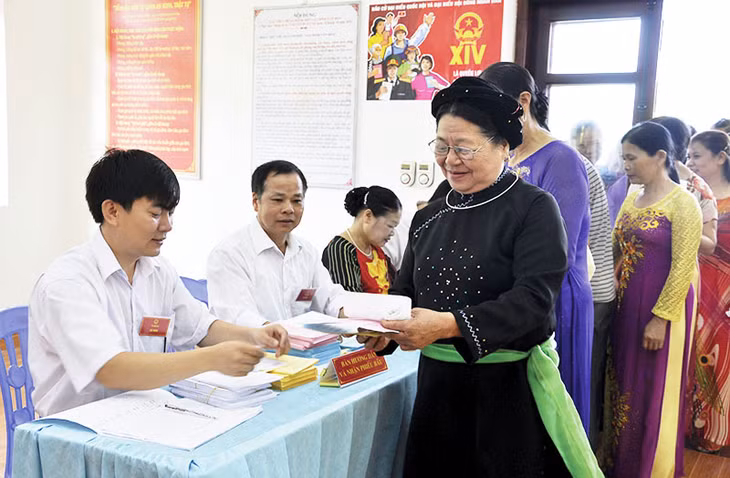 Cử tri khu phố 1, thị trấn Ba Chẽ (huyện Ba Chẽ) phấn chấn nhận phiếu bầu. Ảnh: Thanh hằng