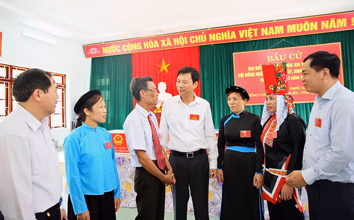 đồng chí Nguyễn Văn Đọc, Bí thư Tỉnh ủy, Chủ tịch HĐND tỉnh, Trưởng Ban Chỉ đạo, Chủ tịch Ủy ban bầu cử tỉnh đã đi kiểm tra công tác bầu cử tại một số điểm bỏ phiếu TP Hạ Long, huyện Tiên Yên, huyện Bình Liêu. 
