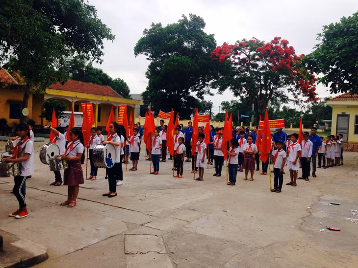 Học sinh và đoàn viên xã Hải Xuân tham gia lễ mít tinh