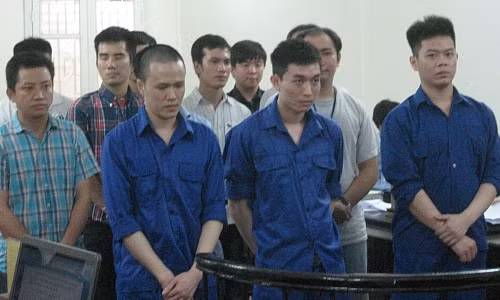 Các bị cáo trong một vụ trộm cắp thông tin thẻ tín dụng bị xét xử.