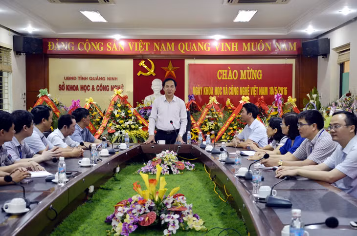 Đồng chí Đặng Huy Hậu, PCT Thường trực UBND tỉnh phát biểu chúc mừng Sở KH&CN.