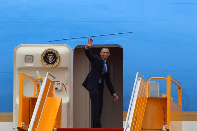 Tổng thống Obama đã bắt tay từng người rồi vẫy tay chào tạm biệt đất nước Việt Nam trong nụ cười rạng rỡ.