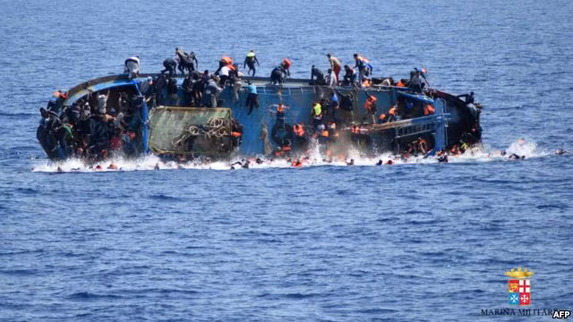 Một tàu chở người nhập cư bị lật ngoài khơi Libya hôm 25/5. (Ảnh: AFP)