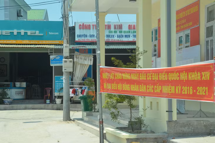  Khu vực bỏ phiếu số 1 của xã đảo Quan Lạn được bố trí ngay trung tâm xã, liền đường giao thông.