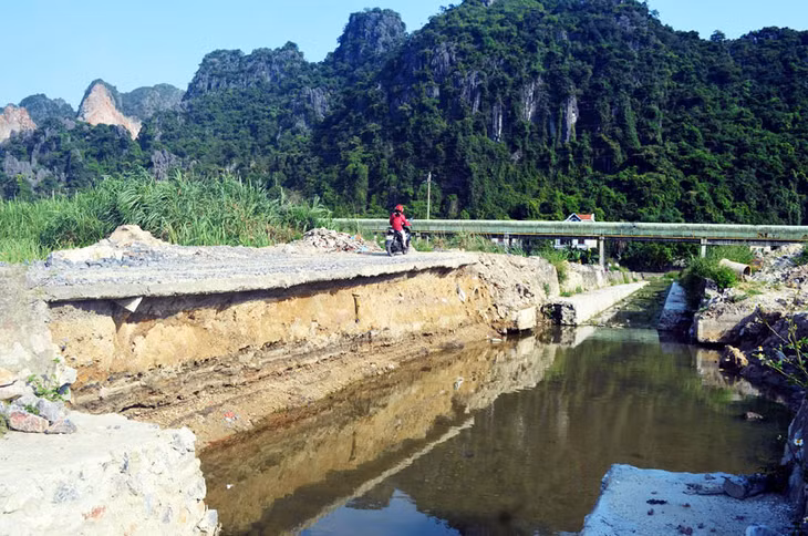 Do chưa có thông báo dừng việc đi lại trên tuyến đường nên người dân tổ 6, khu 3B (phường Quang Hanh, TP Cẩm Phả) vẫn đi lại tiềm ẩn nhiều nguy hiểm.