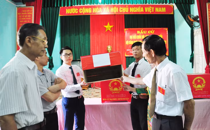 Kiểm tra hòm phiếu tại khu vực bỏ phiếu số 5, khu phố Hòa Bình, thị trấn Tiên Yên, huyện Tiên Yên.