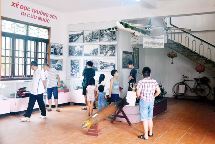 Không chỉ trưng bày những hiện vật tái diễn đời sống nông thôn mà tại đây còn dành hẳn 1 tầng để trưng bày về chủ đề bảo vệ và xây dựng đất nước, thậm chí những dụng cụ xây dựng của đội thợ ở làng Bỉnh Dị khi tham gia xây dựng công trình trên quần đảo Trường Sa cũng được lưu giữ rất trân trọng ở đây.