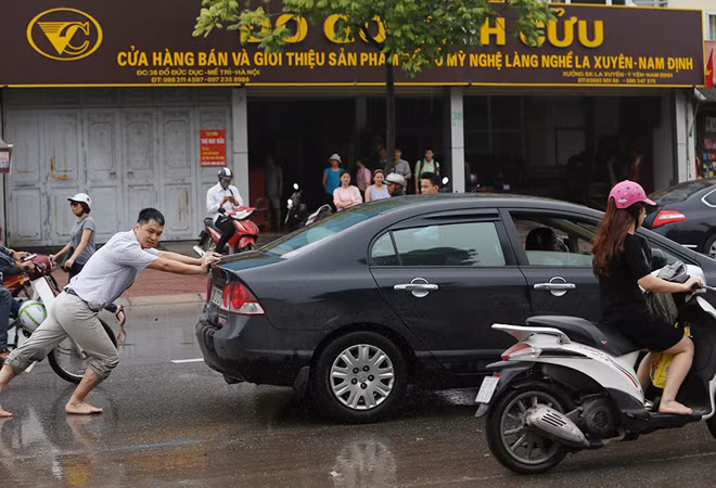  Chủ nhân nhiều ôtô bị chết máy phải tự đẩy xe hoặc gọi cứu hộ với chi phí 1,5-2 triệu đồng một xe. Ảnh: Ngọc Thành.