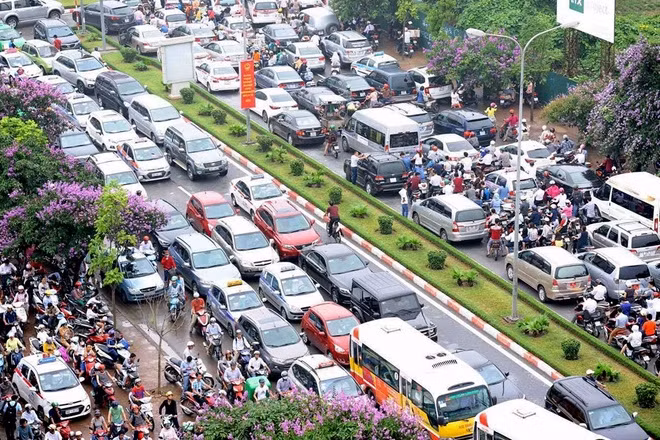  Xe chết máy la liệt ở các phố ngập nặng như Trần Bình, Phan Văn Trường, Hoàng Quốc Việt (trước ĐH Điện lực), Phạm Văn Đồng (trước Công ty Cầu 7, ngã tư Xuân Đỉnh - Tân Xuân), ngã ba Dương Đình Nghệ - Nam Trung Yên, Đội Cấn, phố Minh Khai (chân cầu Vĩnh Tuy), Nguyễn Chính, Thanh Đàm, ngã tư Huỳnh Thúc Kháng - Nguyên Hồng, Định Công, Thái Thịnh (trước viện Châm cứu), Trường Chinh (từ Viện Y học Hàng không đến Tôn Thất Tùng), Quan Nhân, Vũ Trọng Phụng, Nguyễn Huy Tưởng, Cự Lộc, Nguyễn Trãi, Triều Khúc... Ảnh: Dương Triều.