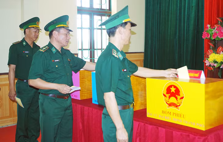 Các đồng chí lãnh đạo Bộ Chỉ huy Bộ đội Biên phòng tỉnh bỏ phiếu bầu cử ĐBQH khóa XIV và đại biểu HĐND các cấp, nhiệm kỳ 2016-2021 