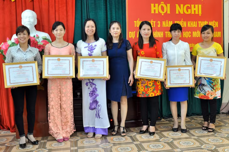 Lãnh đạo Phòng GD&ĐT TP Móng Cái, trao giấy khen cho các cá nhân có thành tích xuất sắc trong quá trình thực hiện dự án