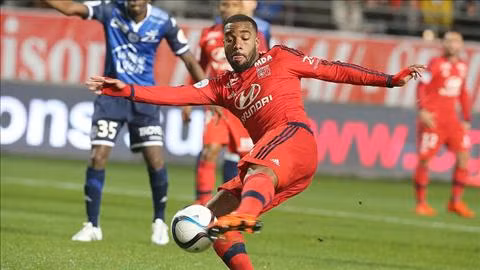  Lacazette đang được nhiều ông lớn theo đuổi