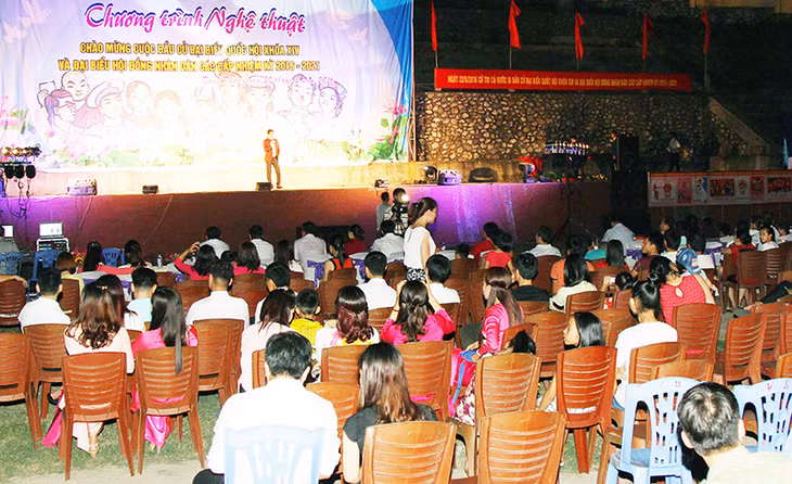 Đông đảo người dân TX Đông Triều tham dự chương trình nghệ thuật chào mừng cuộc bầu cử, tối 20-5-2016.