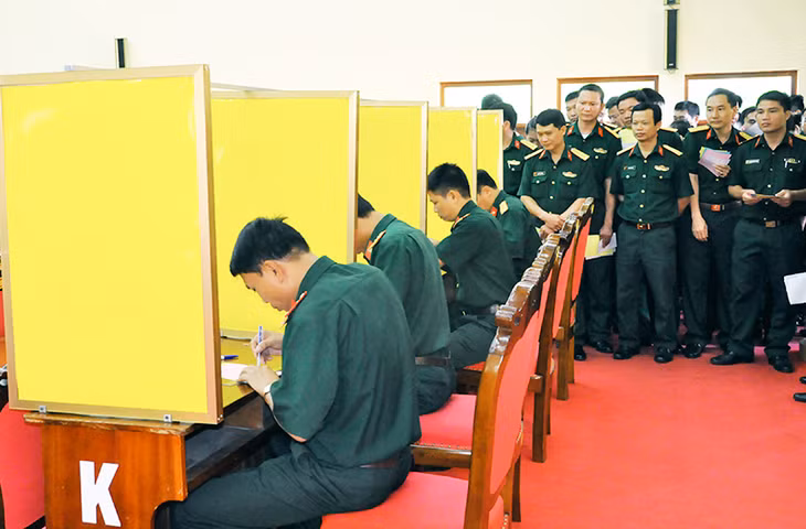 Các cử tri là cán bộ, chiến sĩ quân đội ở khu vực bỏ phiếu số 13 trên địa bàn phường Bãi Cháy, TP Hạ Long, thực hiện nghĩa vụ công dân rất nghiêm túc, trật tự