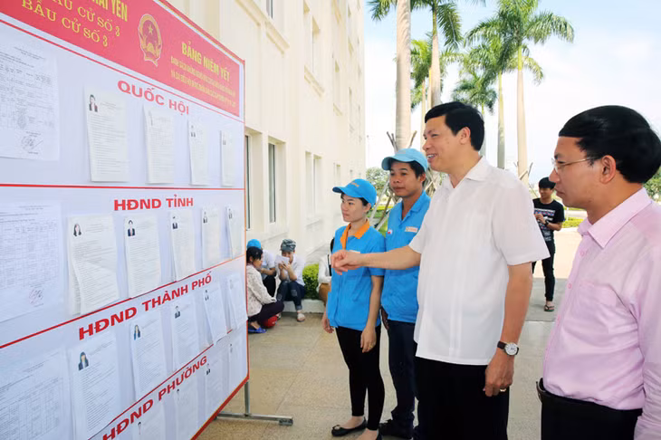 Đồng chí Nguyễn Đức Long kiểm tra công tác bầu cử tại Công ty TNHH Texhong tại khu công nghiệp Hải Yên, TP Móng Cái