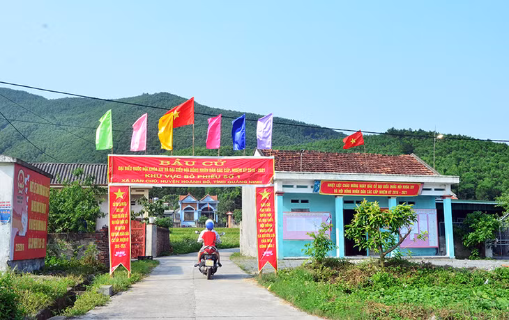 Trước ngày bầu cử, các khu vực bỏ phiếu trên toàn tỉnh đều được trang hoàng cờ hoa, khẩu hiệu. (Ảnh chụp tại Khu vực bỏ phiếu số 1 của xã Dân Chủ, Hoành Bồ).