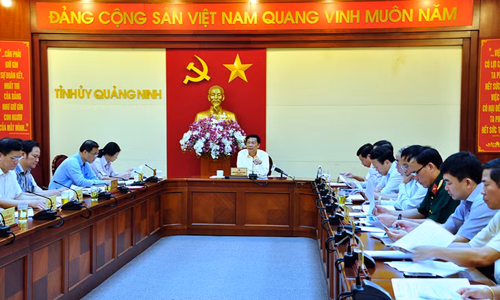 Đồng chí Nguyễn Văn Đọc, Bí thư Tỉnh ủy, Chủ tịch HĐND tỉnh chỉ đạo tại cuộc họp.