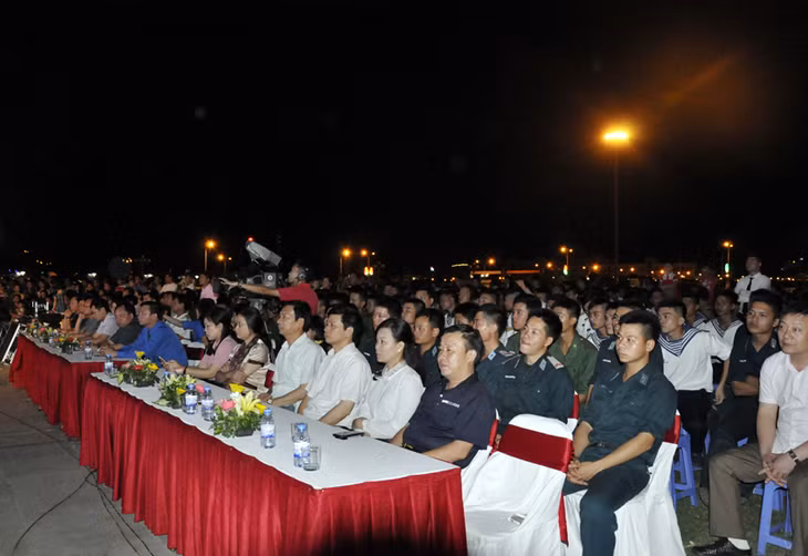 Đông đảo đại biểu và nhân dân đến tham dự chương trình