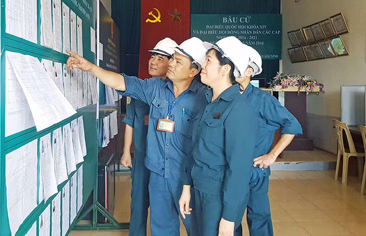 Công nhân Công ty Tuyển than Cửa Ông tìm hiểu danh sách ứng cử viên được niêm yết tại đơn vị.