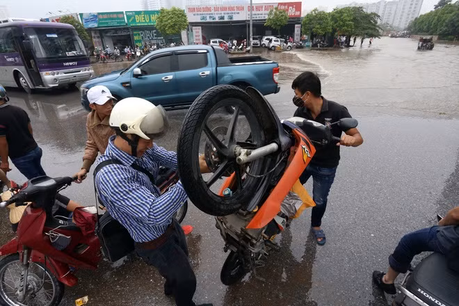  Các dịch vụ sửa xe nở rộ. Cả chục chiếc xe máy phải nhờ thợ can thiệp với giá từ 50 đến 100 nghìn đồng.