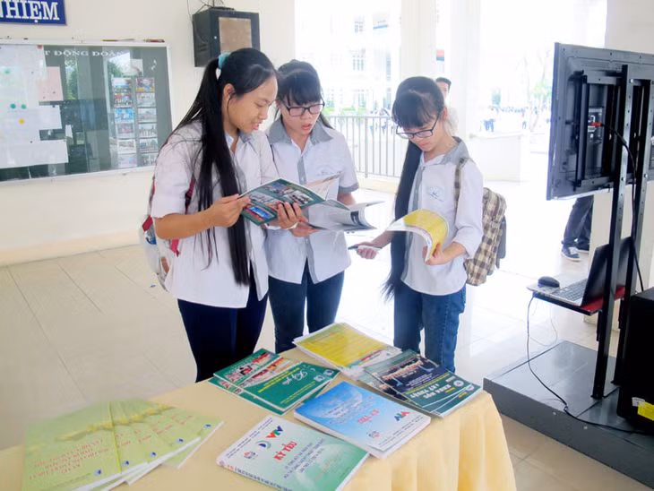 Học sinh Trường THPT Chuyên Hạ Long tìm hiểu thông tin, thể lệ Cuộc thi Sáng tạo TTN-NĐ lần II được tổ chức ngày 23-5 vừa qua.
