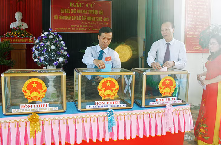 Đồng chí Đỗ Vũ Chung, Uỷ viên Ban Thường vụ, Chủ nhiệm Ủy ban Kiểm tra Tỉnh ủy bỏ phiếu tại khu vực bỏ phiếu số 3, phường Hà An, TX Quảng Yên.