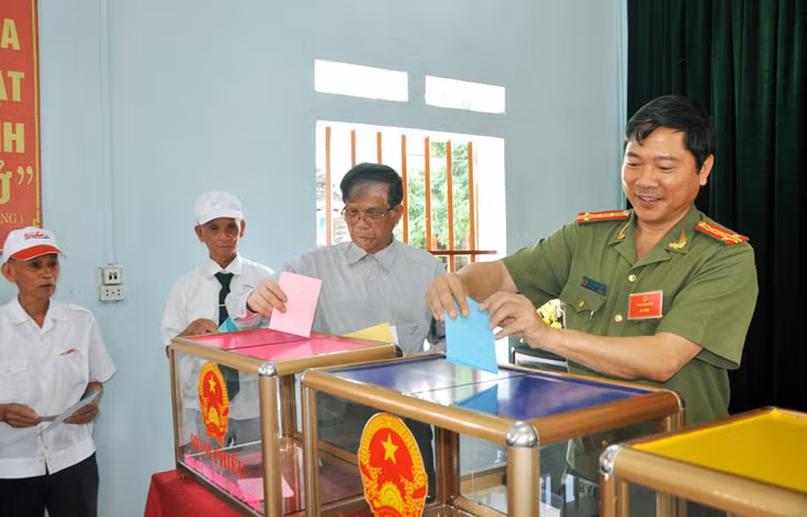 Đồng chí Lực bỏ phiếu tại khu vực bỏ phiếu số 8, phố Nguyễn Du, thị trấn Quảng Hà