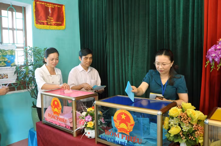 Đồng chí Bích bỏ phiếu tại khu vực bỏ phiếu số 2, thị trấn Quảng Hà