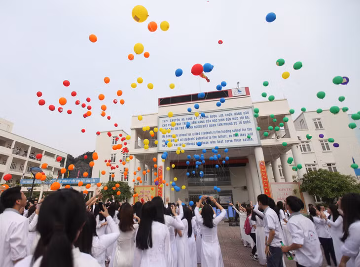 Học sinh hào hứng tham gia ngày hội áo dài.