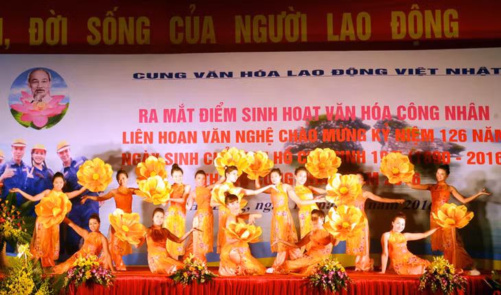 Một tiết mục trong chương trình văn nghệ ở buổi ra mắt điểm sinh hoạt văn hoá công nhân.
