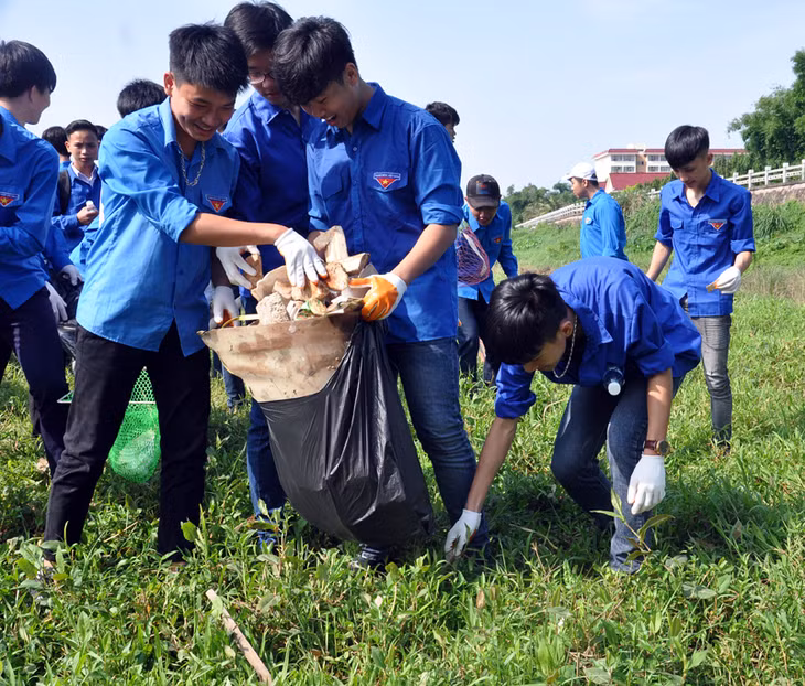 Thu gom rác ven 2 bờ sông Ka Long