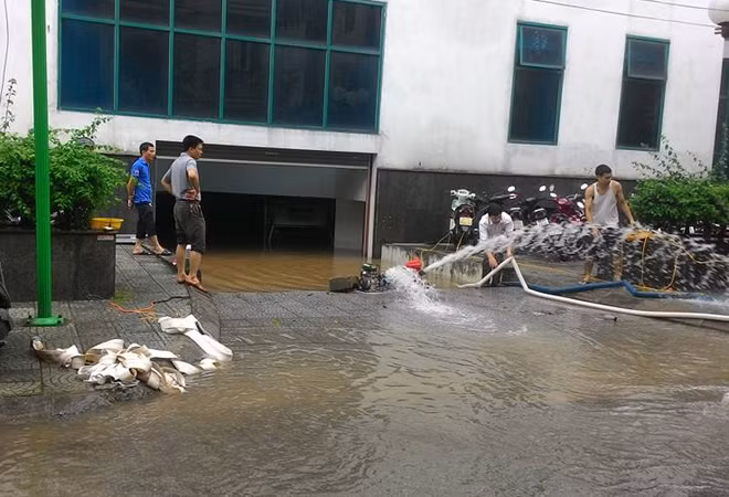  Một tòa nhà ở phường Vạn Phúc, Hà Nội bị ngập hầm xe, nhiều xe vẫn bị mắc kẹt trong hầm. Ảnh: Ngọc Anh