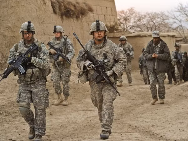 Lính Mỹ tuần tra tại một ngôi làng của Afghanistan. (Nguồn: bouhammer.com)