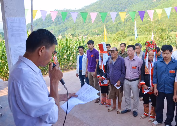 Cán bộ phổ biến quy chế bầu cử tại điểm bầu cử thôn Phiêng Sáp.