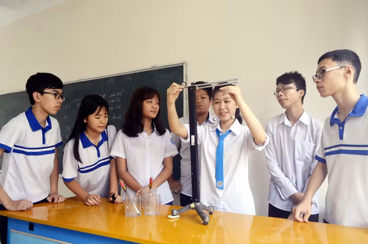Học sinh Trường Tiểu học, THCS và THPT Văn Lang thực hành môn vật lý tại phòng thí nghiệm của trường.